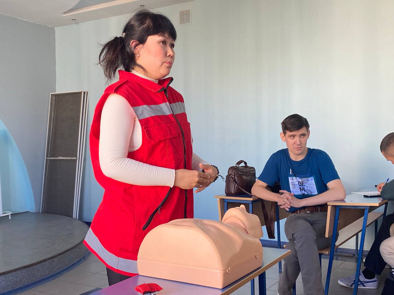 Инструктор Российского Красного Креста Зенната Амангалдыковна Ержанова провела для преподавателей политехнического колледжа мастер-класс по оказанию первой помощи пострадавшим.