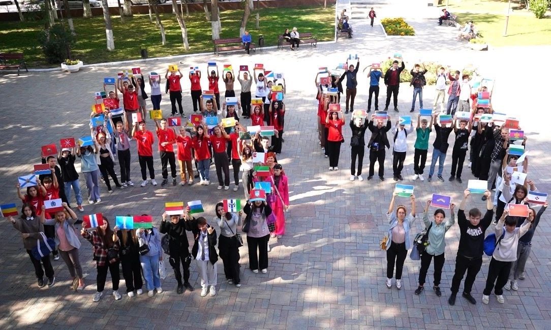 Студенты АГПК поддержали акции, посвящённые Дню воссоединения ДНР, ЛНР, Запорожской и Херсонской областей с Россией