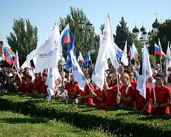 Студенты АГПК отметили День государственного флага России