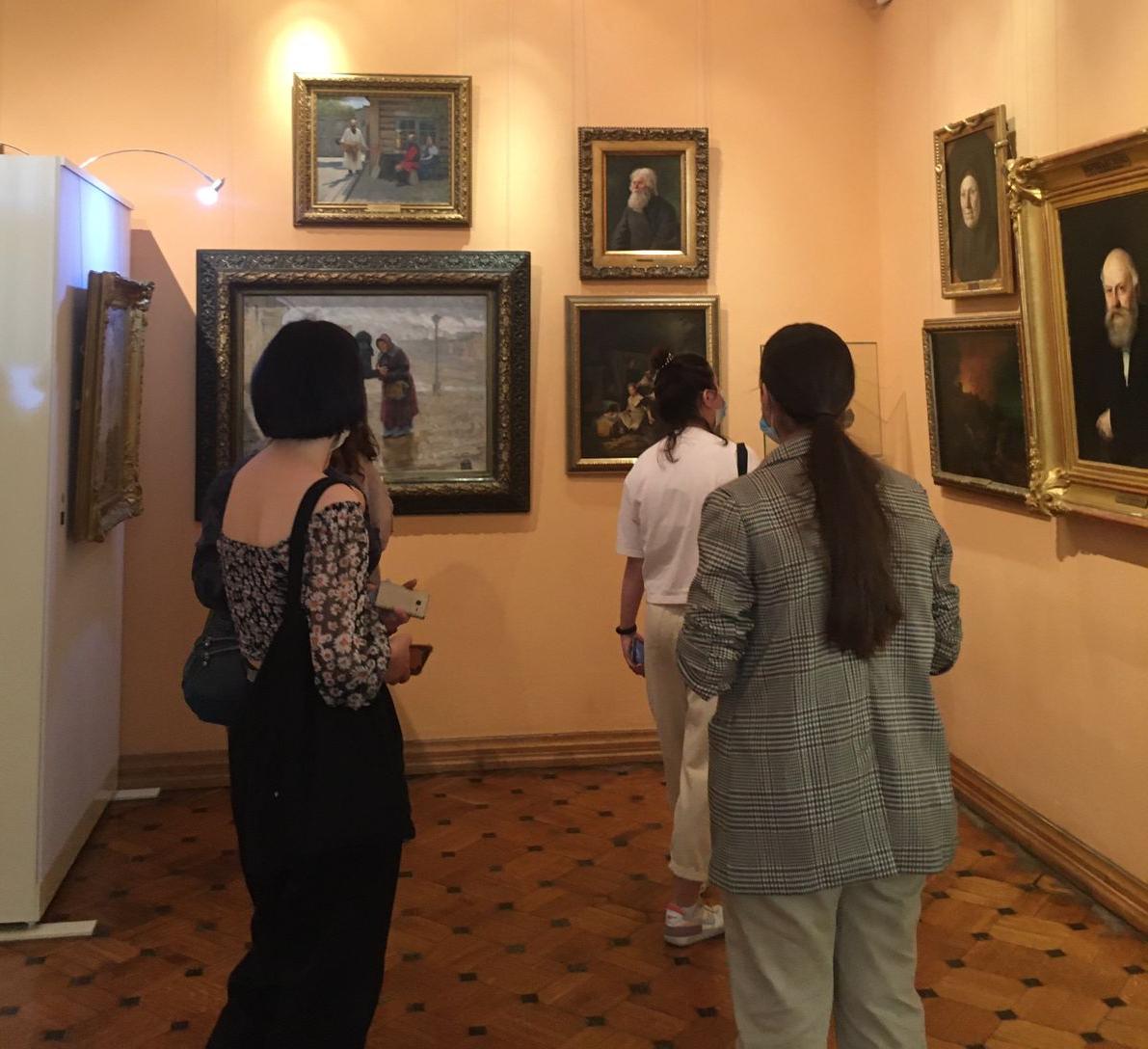 Студенты отделения ИТЭП побывали на экскурсиях в Астраханской картинной галерее имени П. М. Догадина 