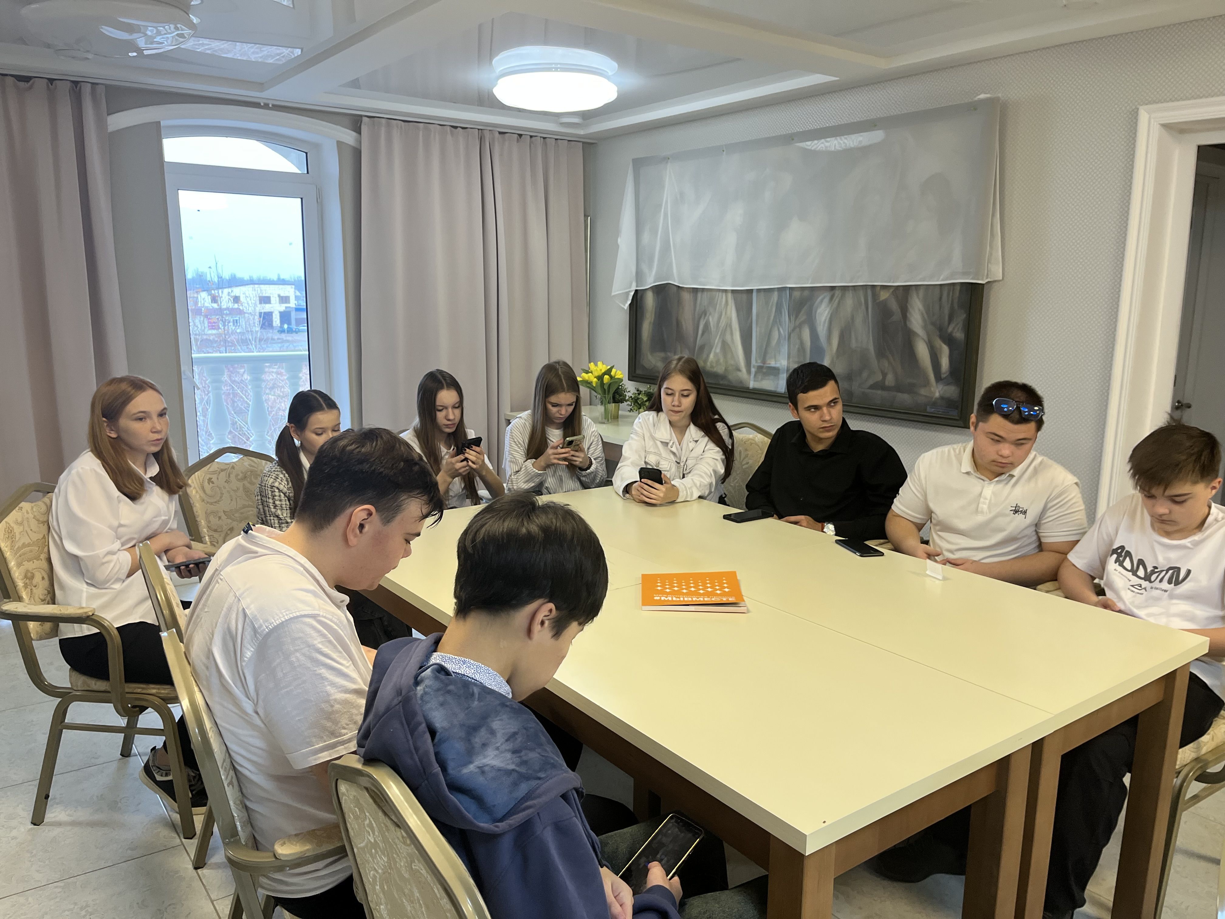 Студенты Лиманского филиала АГПК зажигают Маяки добра