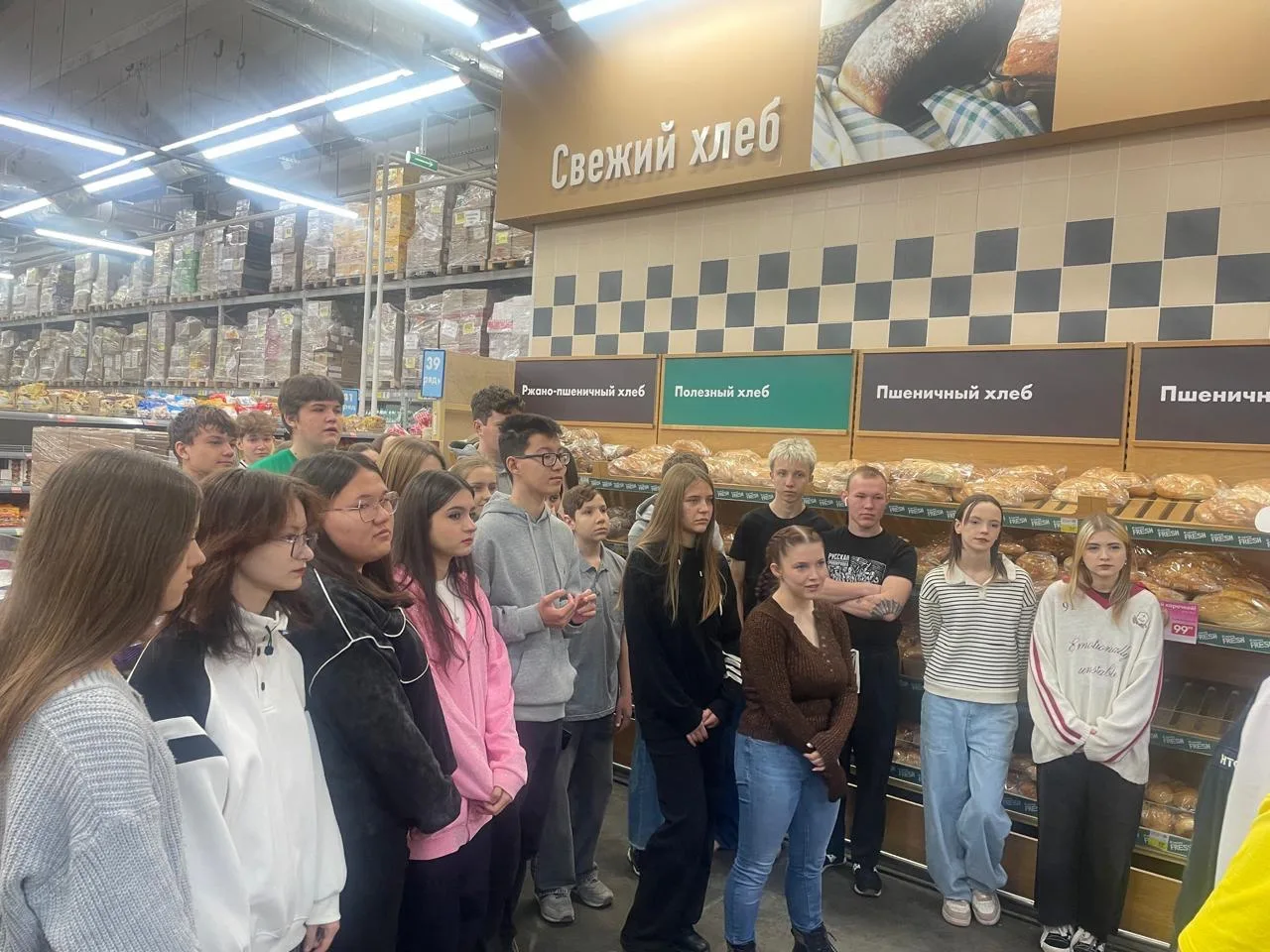 Профориентация в действии: будущие повара изучили работу «Ленты»