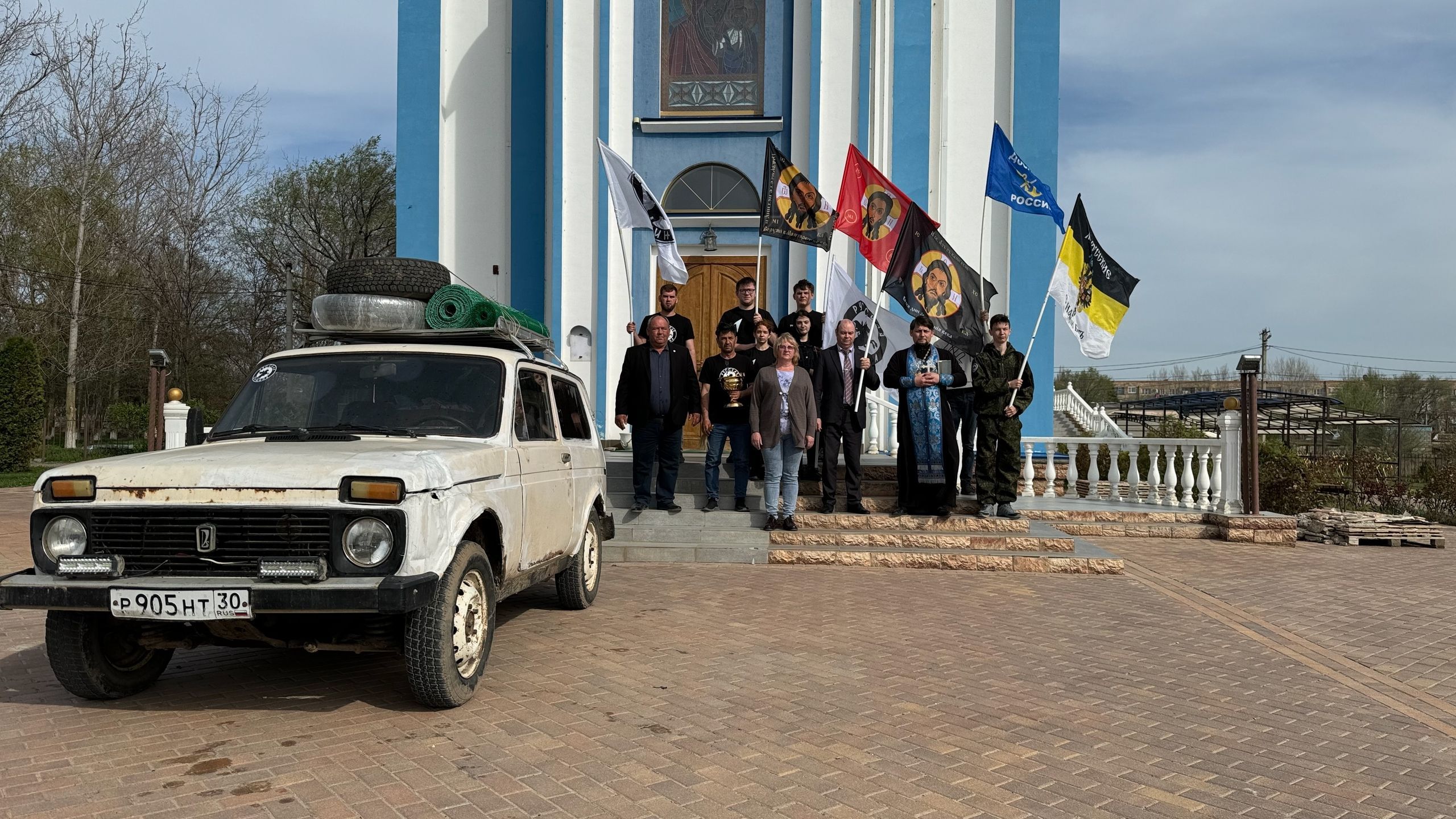 Студенты и преподаватели Лиманского филиала приняли участие в освящении автомобиля для бойцов СВО