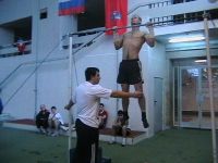 Участник соревнований студент гр. БС-301 Данилов Валерий на подтягивании
