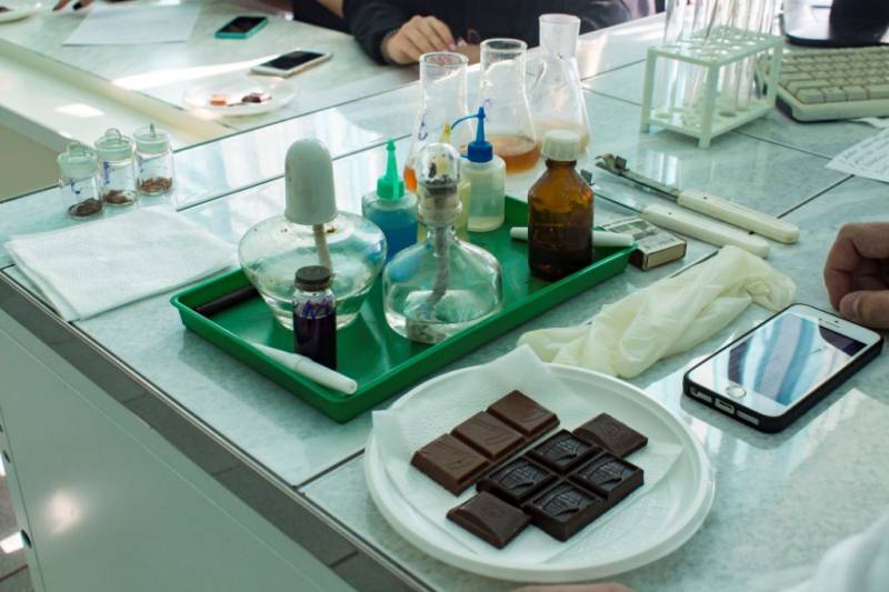 Химический шоколад. Лаборатория шоколада. Исследование шоколада. Экспертиза качества шоколада. Отбор проб шоколада.