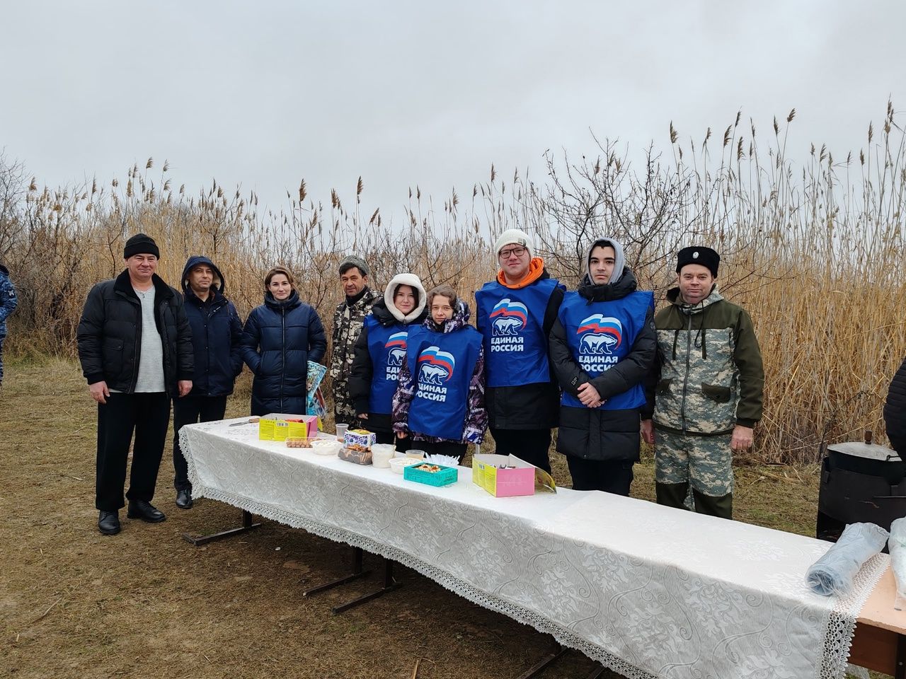 Студенты Лиманского филиала угостили жителей горячим чаем в День Крещения Господня