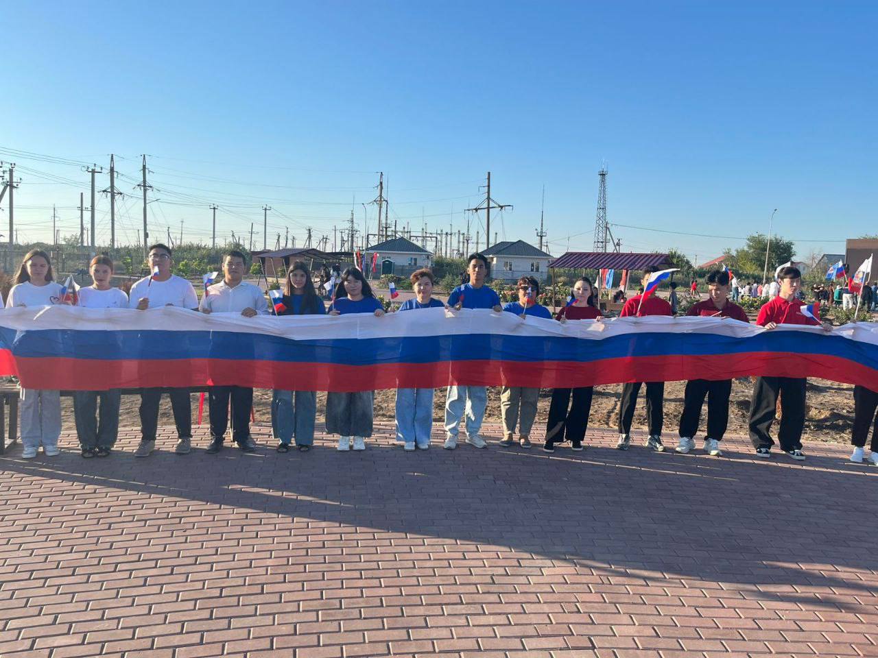 Володарские студенты АГПК развернули многометровый триколор в День флага России