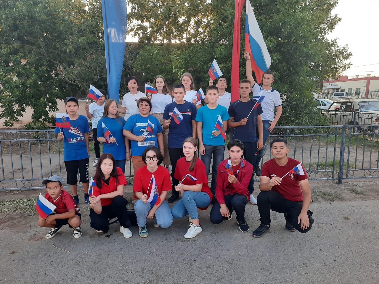 Студенты и преподаватели Володарского филиала отметили День флага России