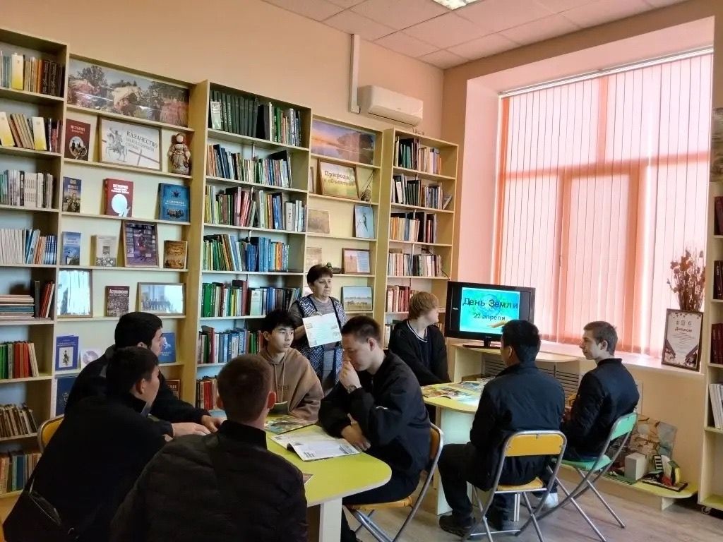 День Земли в Лиманской библиотеке: студенты обсудили экологические проблемы в формате дискуссии
