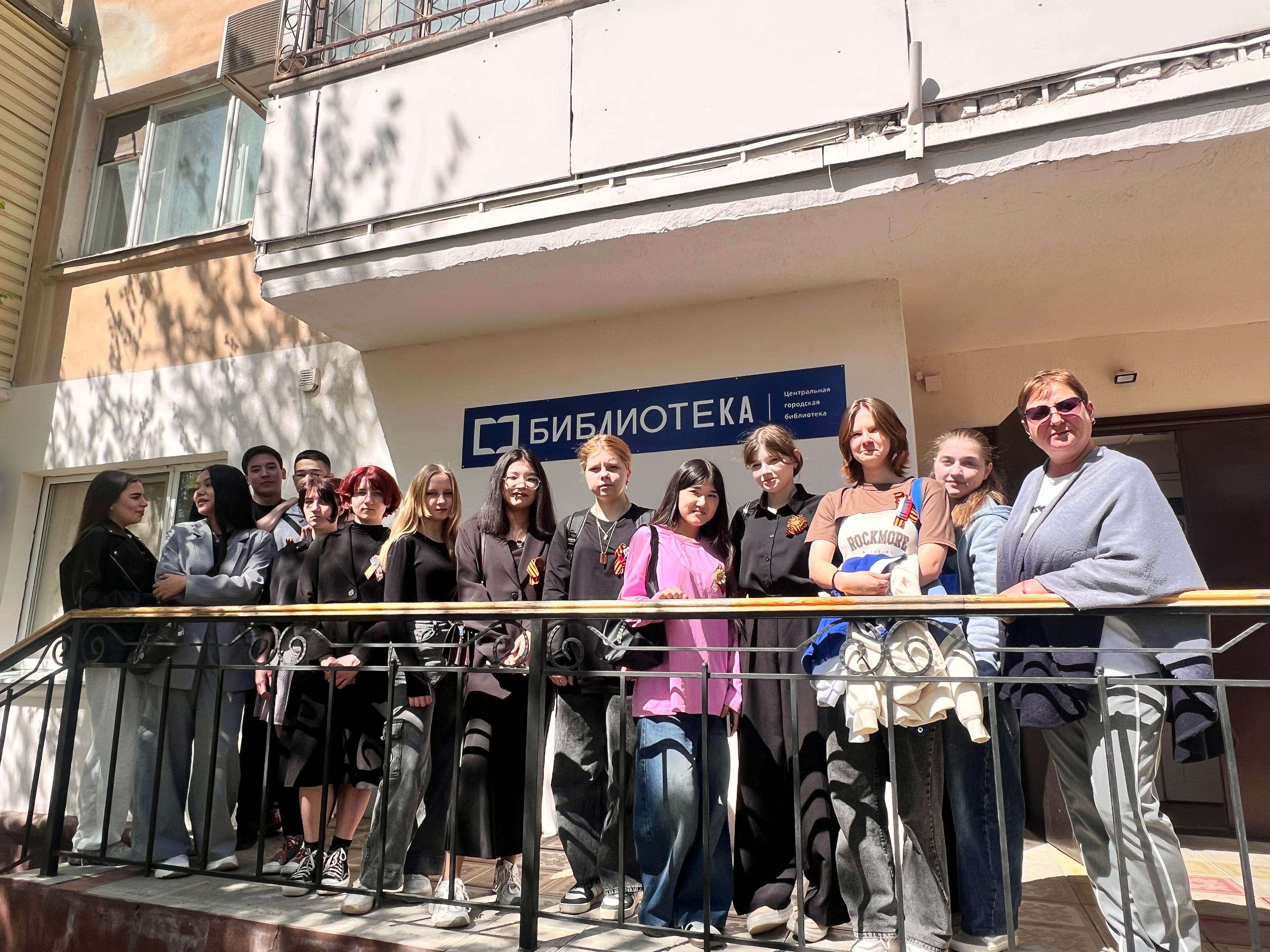 Студенты колледжа на Дне военной книги