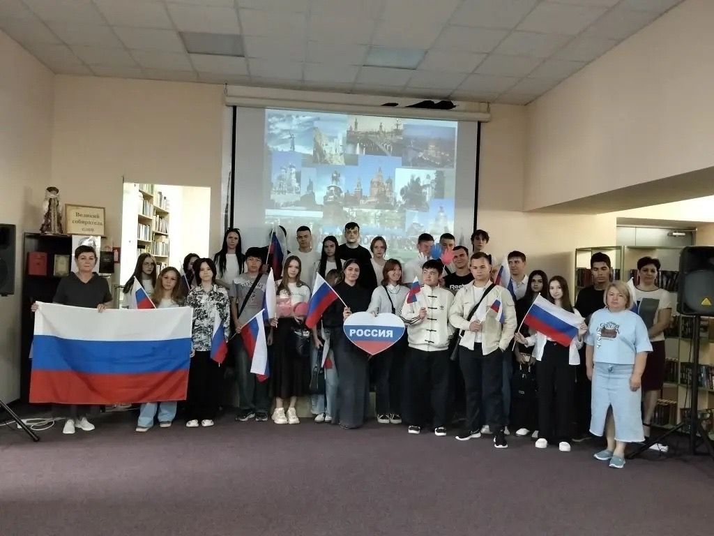 Студентам Лиманского филиала АГПК рассказали об истории главных символов России