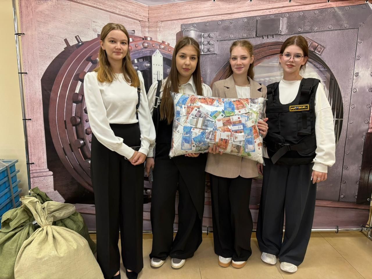 Студенты специальности «Банковское дело» познакомились с работой современного банка на Дне открытых дверей