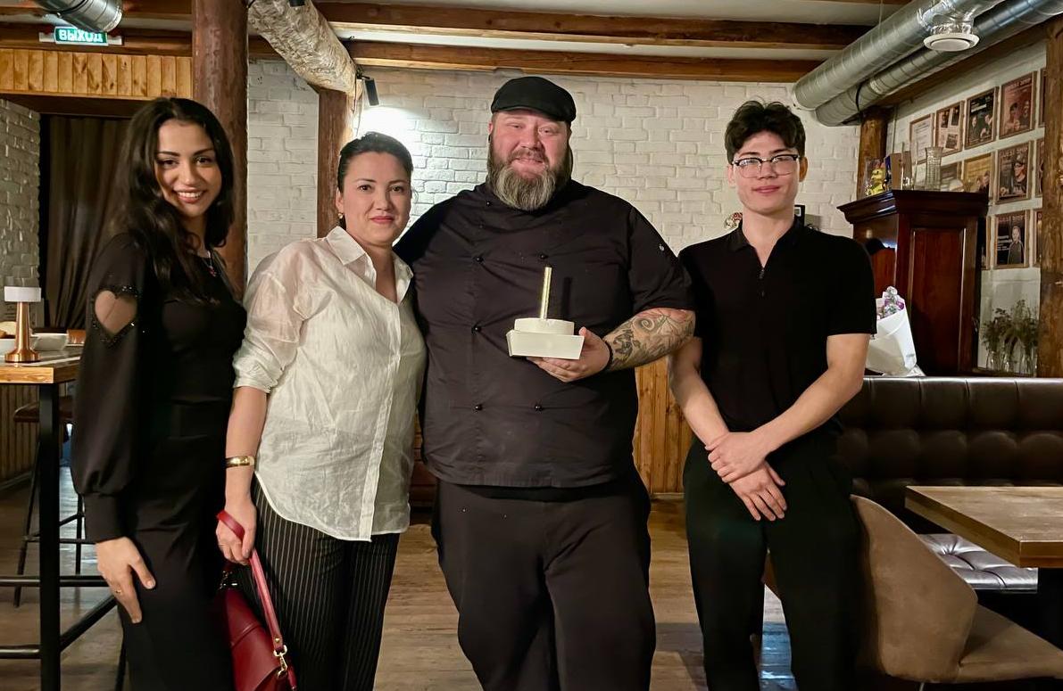 Студенты колледжа и амбассадоры «Профессионалитета» поздравили с днем рождения шеф-повара бара "Котики" – Владимира Аксёнова!