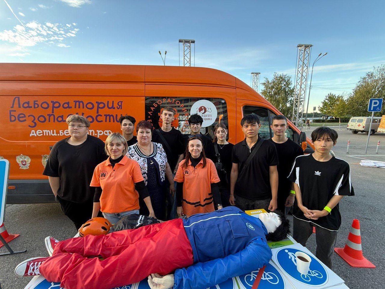 Студенты ИСП-3209к познакомились с техникой МЧС и ГИБДД