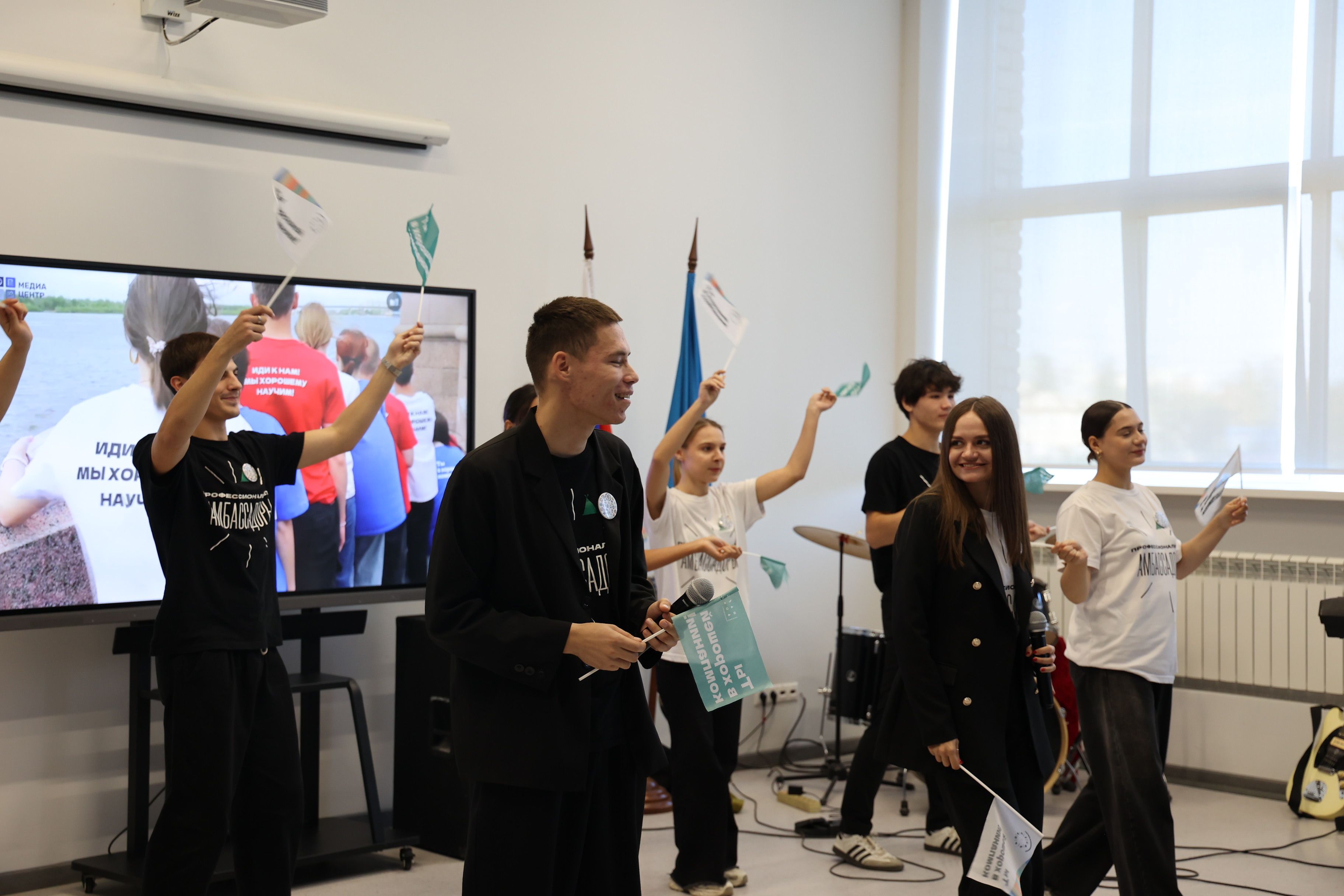 В АГПК прошел праздничный концерт к 85-летию СПО и Дню учителя  