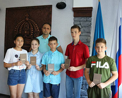 Школьникам Приволжского и Лиманского районов вручили свидетельства о профессиональной подготовке.