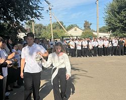 Торжественная линейка в Лиманском филиале АГПК: 1 сентября и Год народного единства