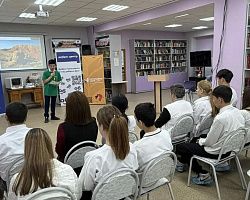 Студенты Володарского филиала АГПК открыли Год единства народов России в Центральной библиотеке