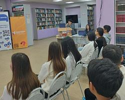 Студенты Володарского филиала АГПК открыли Год единства народов России в Центральной библиотеке