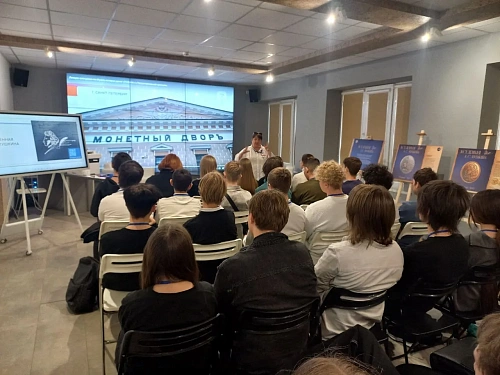 История денег и культурное наследие: образовательные программы к Дню банковского работника в АГПК