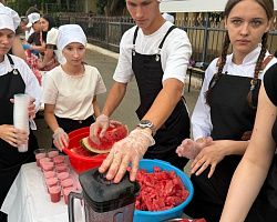 Студенты Лиманского филиала АГПК угостили гостей на Дне арбуза арбузными коктейлями