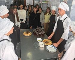 Студенты Лиманского филиала АГПК испекли блины для будущих абитуриентов и посетили хлебопекарню