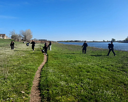 Студенты Володарского филиала АГПК приняли участие в субботнике по очистке территории поселка Володарский