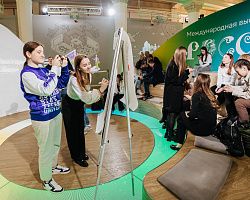 Студентка АГПК посетила павильон Сбербанка на международной выставке-форуме «Россия»