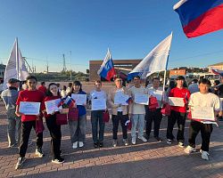 Володарские студенты АГПК развернули многометровый триколор в День флага России