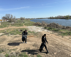 Студенты Володарского филиала АГПК приняли участие в субботнике по очистке территории поселка Володарский