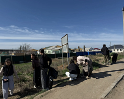 Студенты Володарского филиала АГПК приняли участие в субботнике по очистке территории поселка Володарский