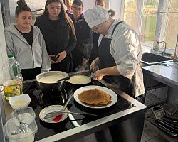 Студенты Лиманского филиала АГПК испекли блины для будущих абитуриентов и посетили хлебопекарню