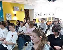 Студенты колледжа на Дне военной книги